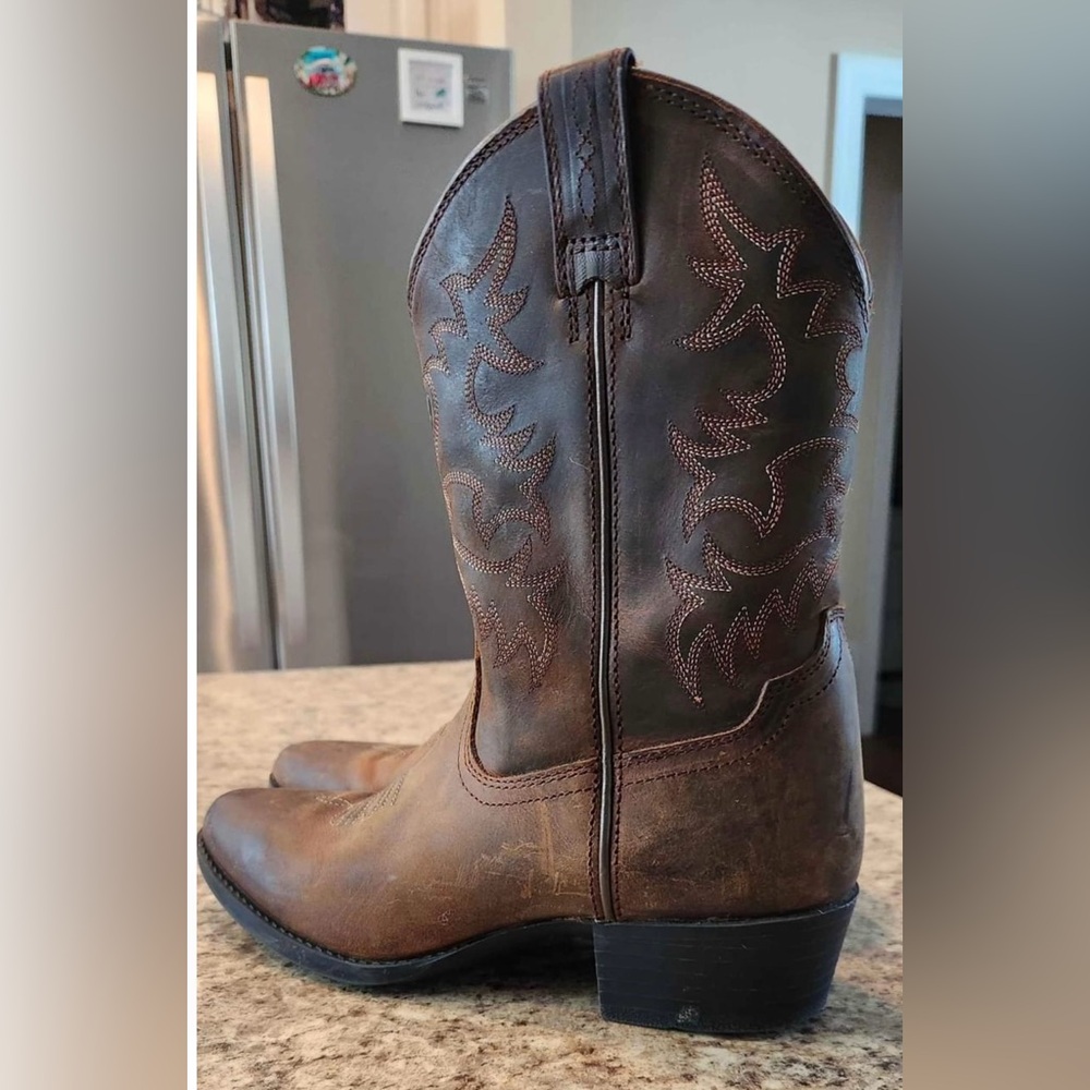 Like new Girl’s Size 3 Ariat Heritage leather boots.